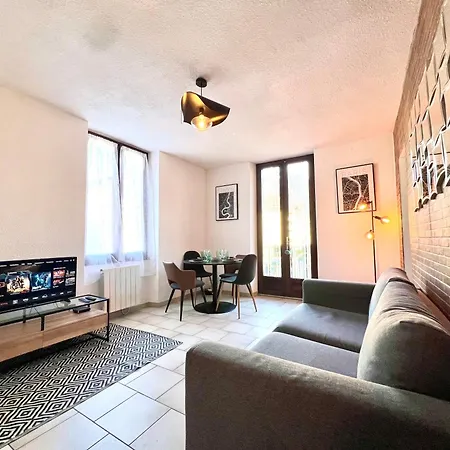 Apartment Spacieux T2 Avec Balcon Cluses